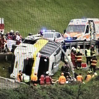Vijf doden en 40 gewonden bij ongeval met Nederlandse reisbus in Zwitserland: chauffeur moest mogelijk uitwijken voor e…