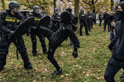 “Des images révoltantes”: une manifestation d’extrême droite dégénère à La Haye, la police intervient
