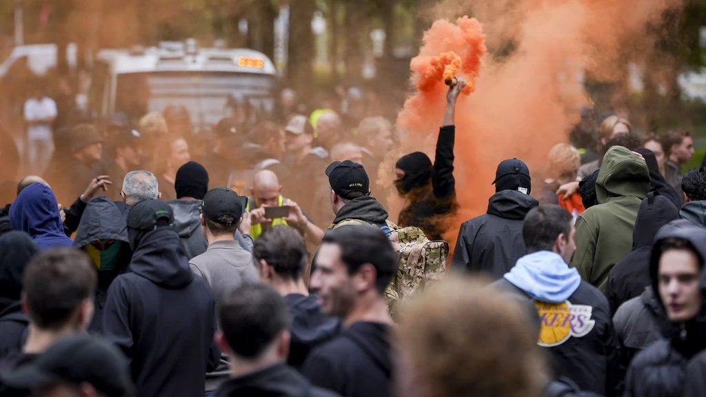 Zo'n 20 aanhoudingen bij extreemrechtse betoging in Den Haag