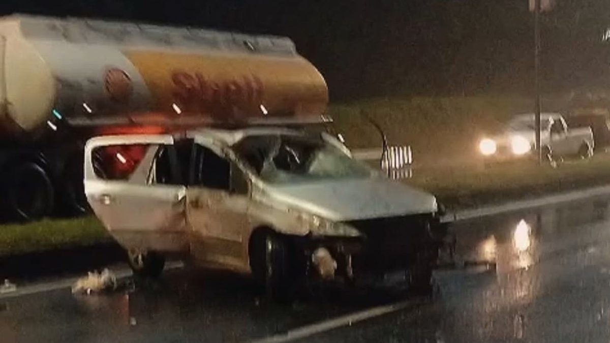 Cinco pessoas ficam feridas após carro capotar na Rodovia do Contorno, em Cariacica