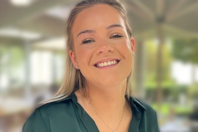“Toen ze voor het eerst uit ziekenhuis mocht, ben ik op mijn knie gegaan”: Emma (21) stierf 202 dagen na diagnose aan a…