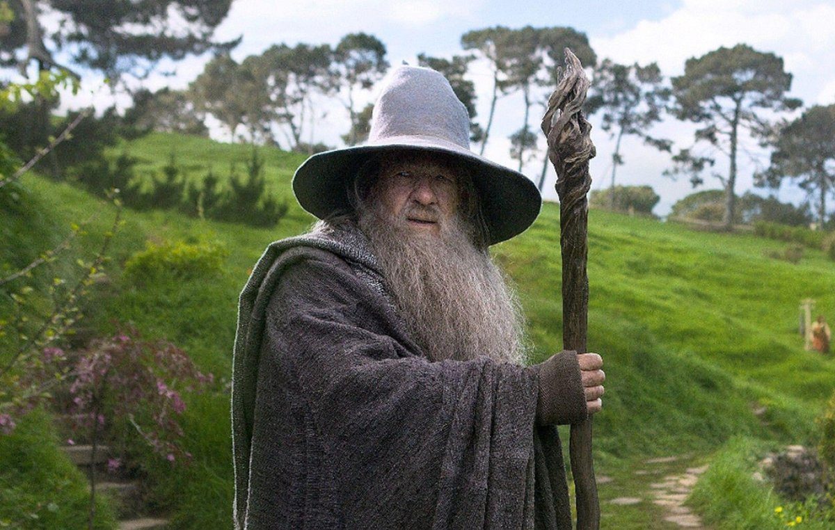 Ian McKellen jako Gandalf na planie "Lord of the Rings: The Hunt for Gollum". Zobacz wideo