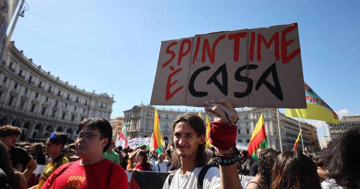 Corteo a Roma per Spin Time: "50mila in piazza, restituire il palazzo al pubblico"