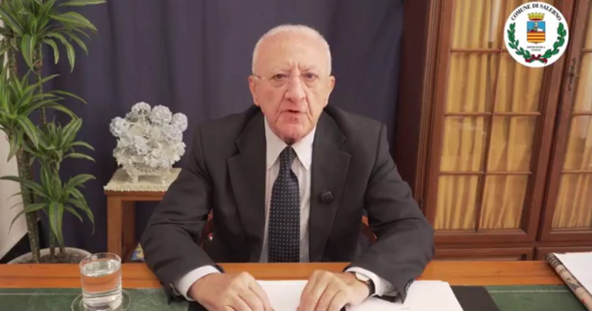 De Luca scatenato contro il centrosinistra: “Bonelli? Salice piangente portaseccia. Conte? Luciferino. Pd? Dirigenti da…