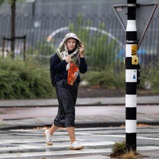 Van paraplu naar korte mouwen: herfst- en zomerweer wisselen elkaar dit weekend af