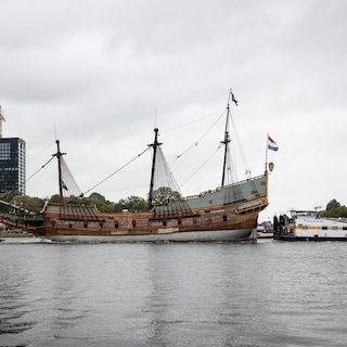 De Batavia heeft haar laatste vaart gemaakt: replica van VOC-schip aangekomen in Amsterdam-Noord