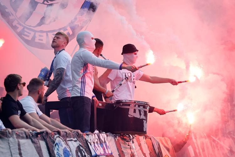 Ny lov skulle slukke ilden på tribunerne, men foråret rejser spørgsmål ved effekten