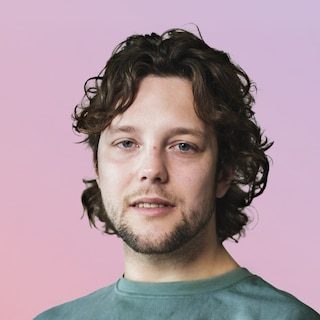 Een man kwam zijn huis uit gerend en schreeuwde: ‘Het is dat je in een rolstoel zit!’