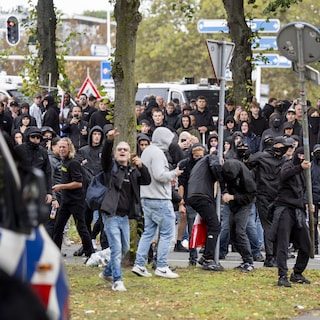 ME belaagd en bekogeld met vuurwerk bij ‘Wij zijn het volk’-demonstratie in Den Haag, 24 aanhoudingen