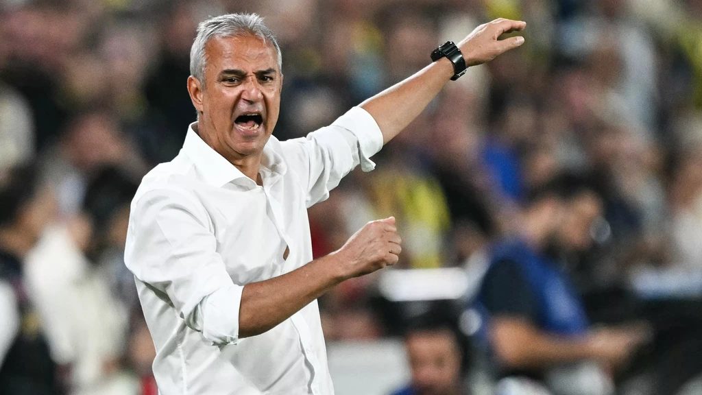 Fenerbahçe-coach stapt tijdens persconferentie op, maar voorzitter zegt dat trainer blijft