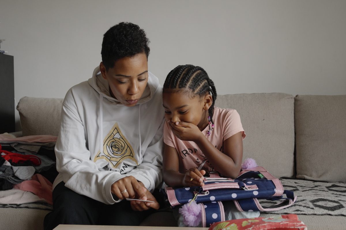 « Darons, daronnes, dans le labyrinthe scolaire » : quand la réussite des enfants devient une obsession