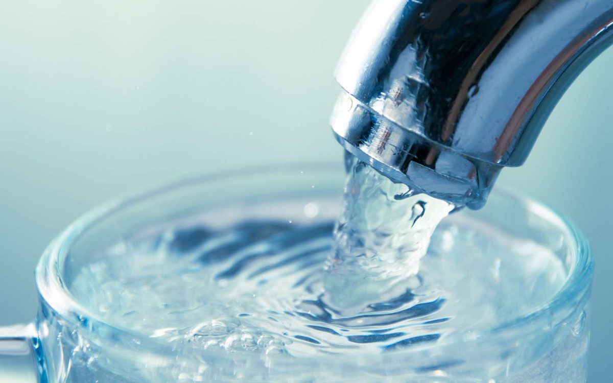 Microplastiques dans l'eau du robinet : voici le geste simple qui en piégerait la majorité