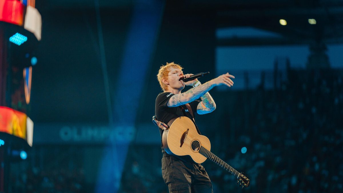 Ed Sheeran torna sul palco dopo la bufera e parla di Gaza: 'Situazione ingiustificabile'