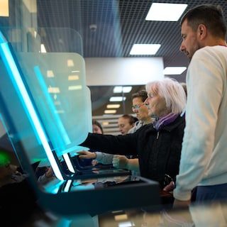 Kremlin-propaganda gaat in overdrive nu de stembussen open zijn, maar mist steeds vaker doel