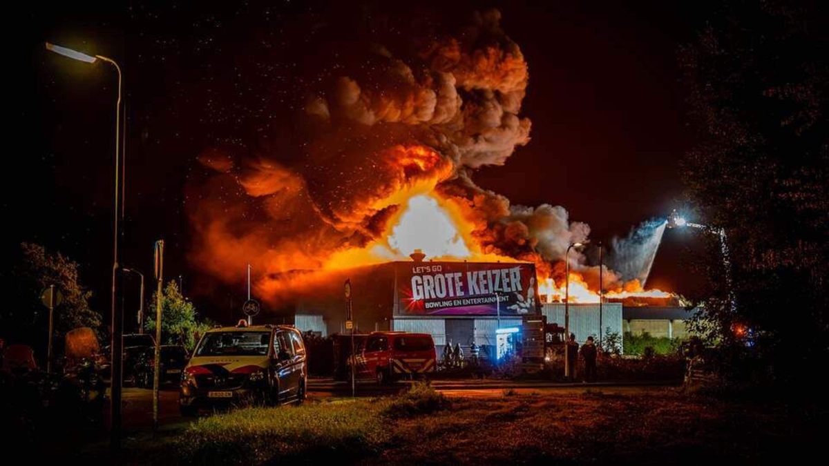 Grote uitslaande brand met veel rookontwikkeling bij bowlingcentrum Leeuwarden: NL-Alert verstuurd