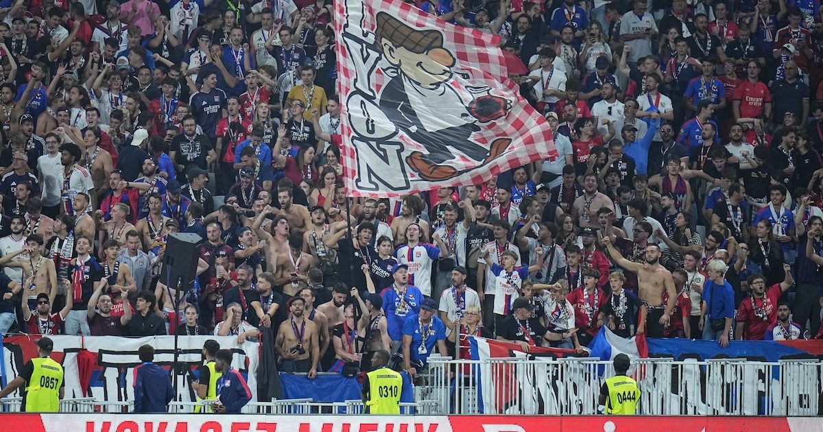 Cette banderole insultante a provoqué l'interruption du match Lyon-Rennes (PHOTOS)