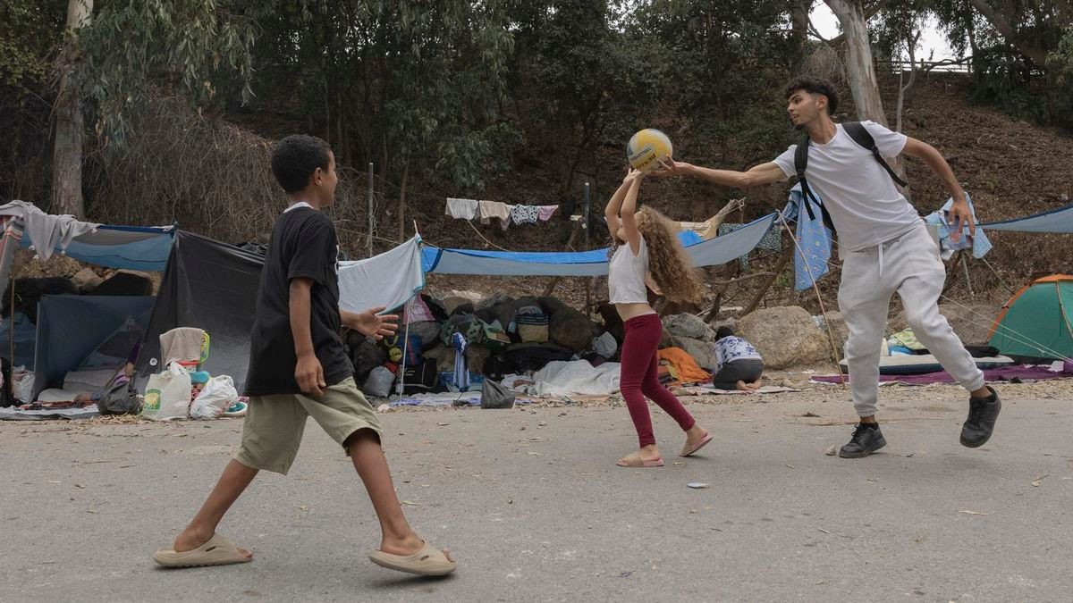 Decenas de niños y mujeres migrantes, abandonados a las puertas de dos centros de acogida del Gobierno en Ceuta: "Nos t…
