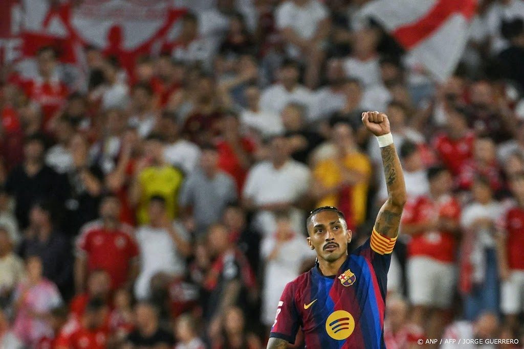 Raphinha helpt Barcelona met hattrick langs Sevilla