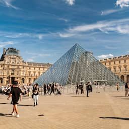 Twee Duitsers opgepakt voor ophangen van nepkunstwerken in Louvre