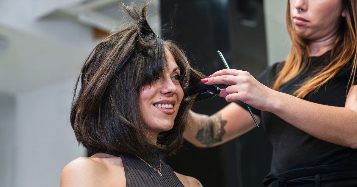 Friseur-Tipp: 3 Frisuren, die dich älter aussehen lassen – und was besser passt