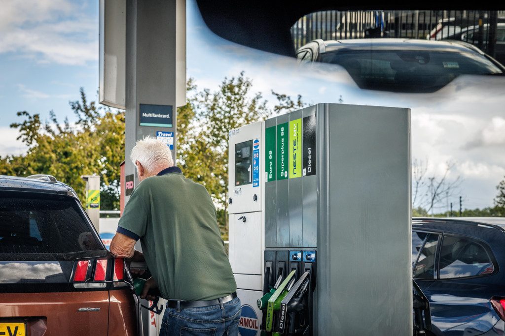 We tanken duidelijk minder door de hoge prijzen: lagere accijnsinkomsten