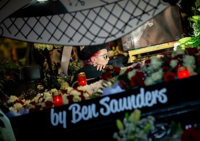 Vrienden en fans nemen afscheid van Ben Saunders: ‘Ik merkte niks aan hem, dit kwam echt uit het niks’