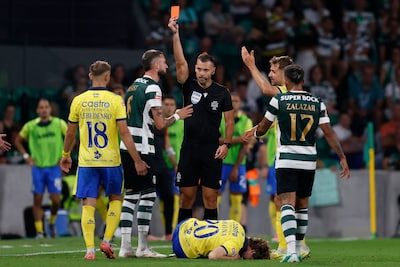 KIJK. “Ik liet het team in de steek”: Zeno Debast pakt rood met deze drieste tackle, waarna Sporting 2-0-voorsprong nog…