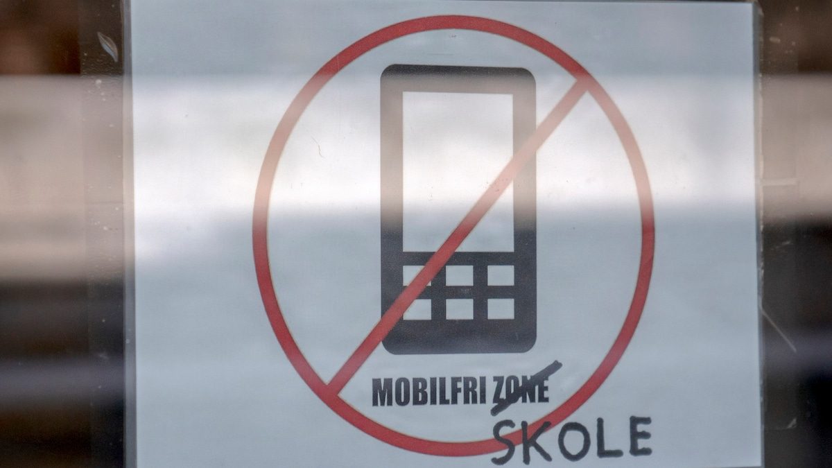 Folkeskolens parter: Regeringen sparker en åben dør ind med mobilforbud