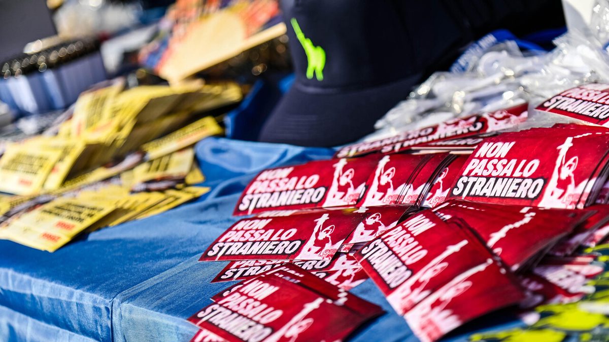 A Pontida le magliette pro e contro Salvini, 'sempre con lui', 'si dimetta subito'