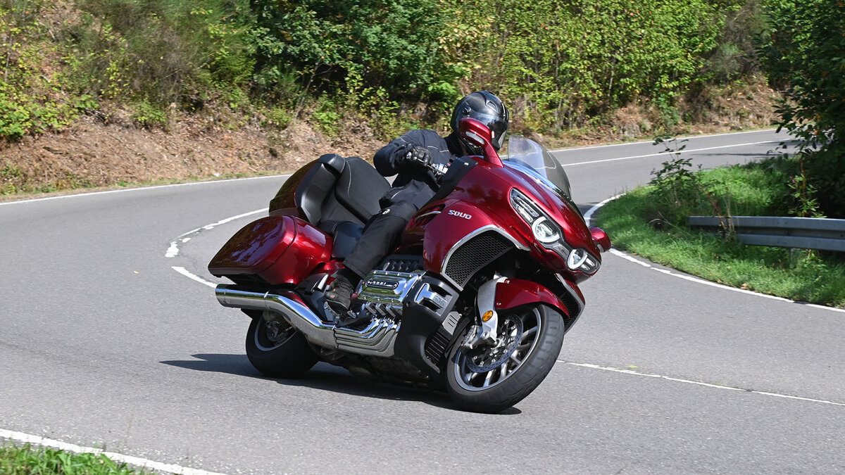 heise+ | Achtzylinder-Tourer Souo S 2000 GL im Test: Achtsam