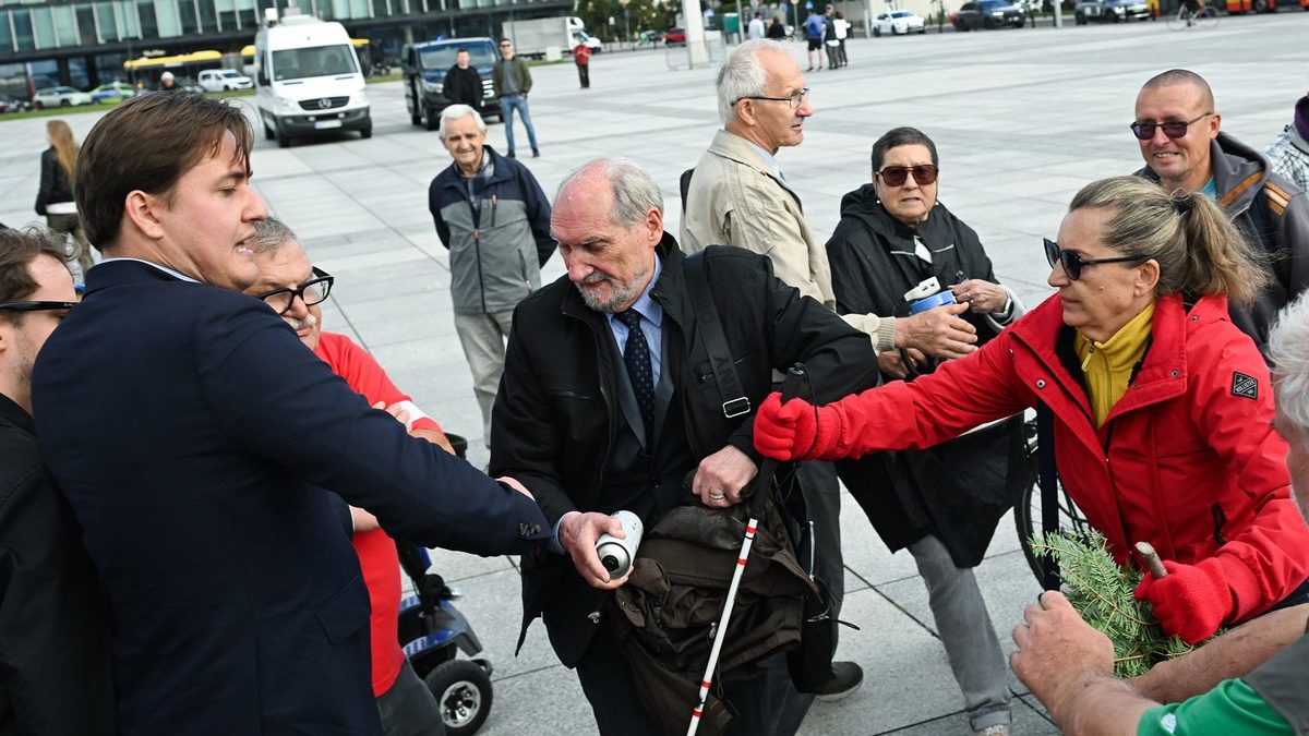 Przepychanki na miesięcznicy smoleńskiej. Policja odpowiada na oskarżenia o bierność