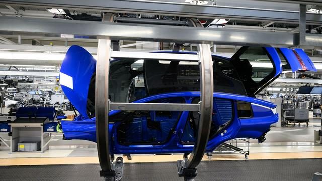Minus bei Umsatz und Gewinn: Analyse: Deutsche Autobauer verlieren weiter an Boden