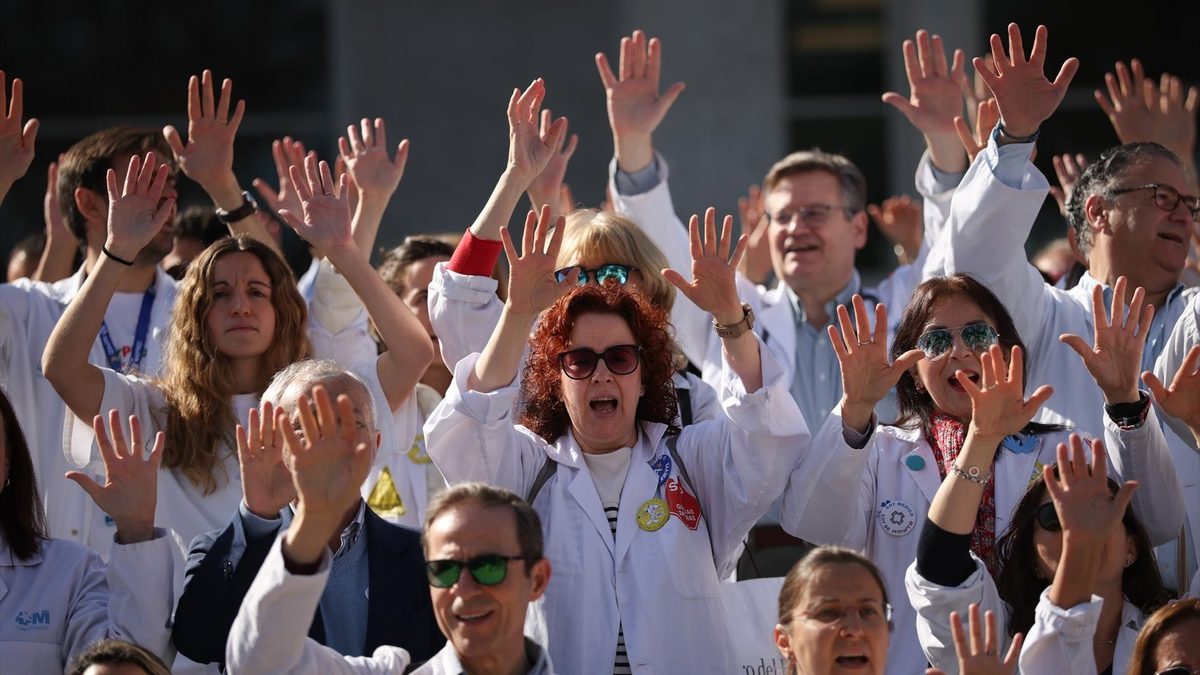 Los médicos convocan huelga indefinida a partir del 28 de octubre contra el Estatuto Marco de Mónica García