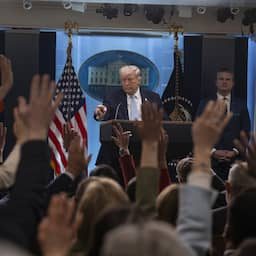 Wankele Trump probeert met het uitsluiten van de pers een toon te zetten