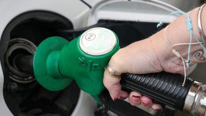 Gegen hohe Spritpreise: Neuer Tankrabatt wird als Gießkannenlösung kritisiert