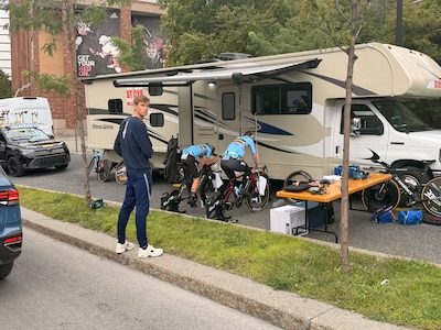LIVE. Lotte Kopecky (16u18) en Lotte Claes (15u51) warmen zich op voor WK-tijdrit, topfavoriete Marlen Reusser start al…
