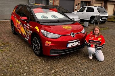 KIJK. Kiara (21) rijdt rond met haar eigen ‘Lightning McQueen’: “Stickers hebben me 1.400 euro gekost”