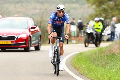 Komt peloton nog terug? Mathieu van der Poel, die op 175 (!) kilometer van de meet vertrok, maakt indruk in Ronde van L…