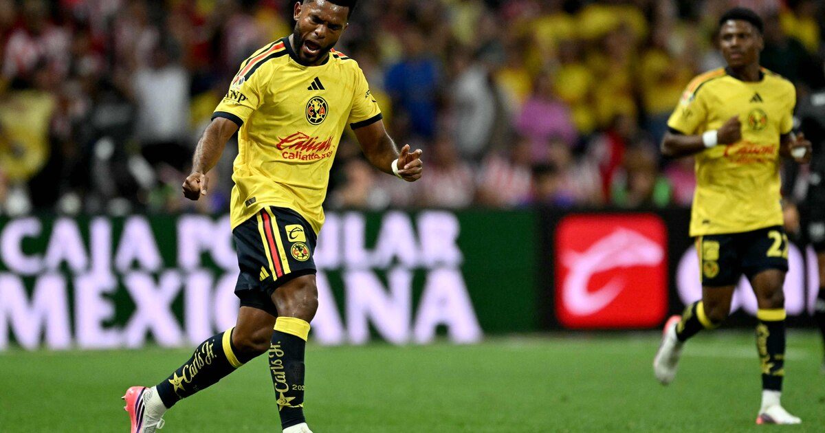 Alerte golazo au Mexique : cet attaquant inscrit une retournée exceptionnelle lors du Super Clasico (VIDEO)
