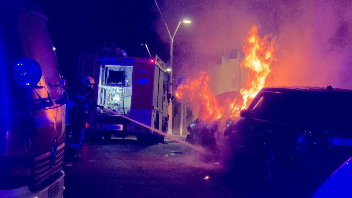 Más de 40 asentamientos de migrantes, coches y contenedores quemados esta madrugada en Ceuta