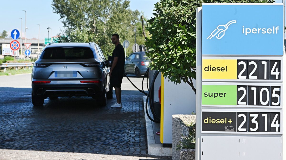 Sale ancora il prezzo dei carburanti, gasolio vicino a 2,2 euro