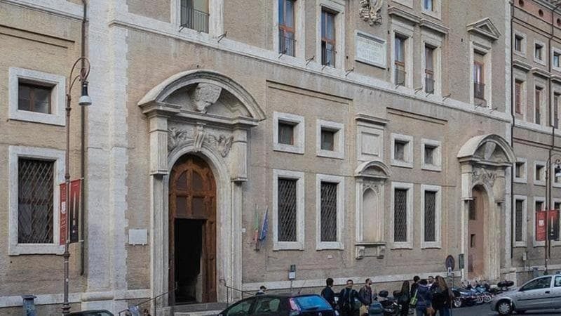 Maxi-concorso Mic, pasticcio infinito: 200mila candidati per 1.800 posti ancora in attesa