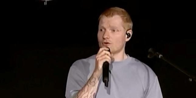 Ed Sheeran reconnaît avoir commis « des erreurs », lors du premier concert donné depuis l’éviction de sa tournée du rap…