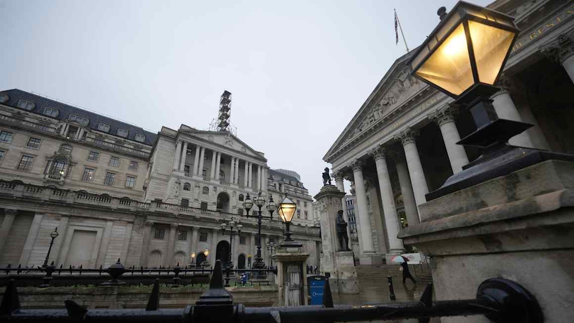 UK economy unexpectedly grew 0.4% in July