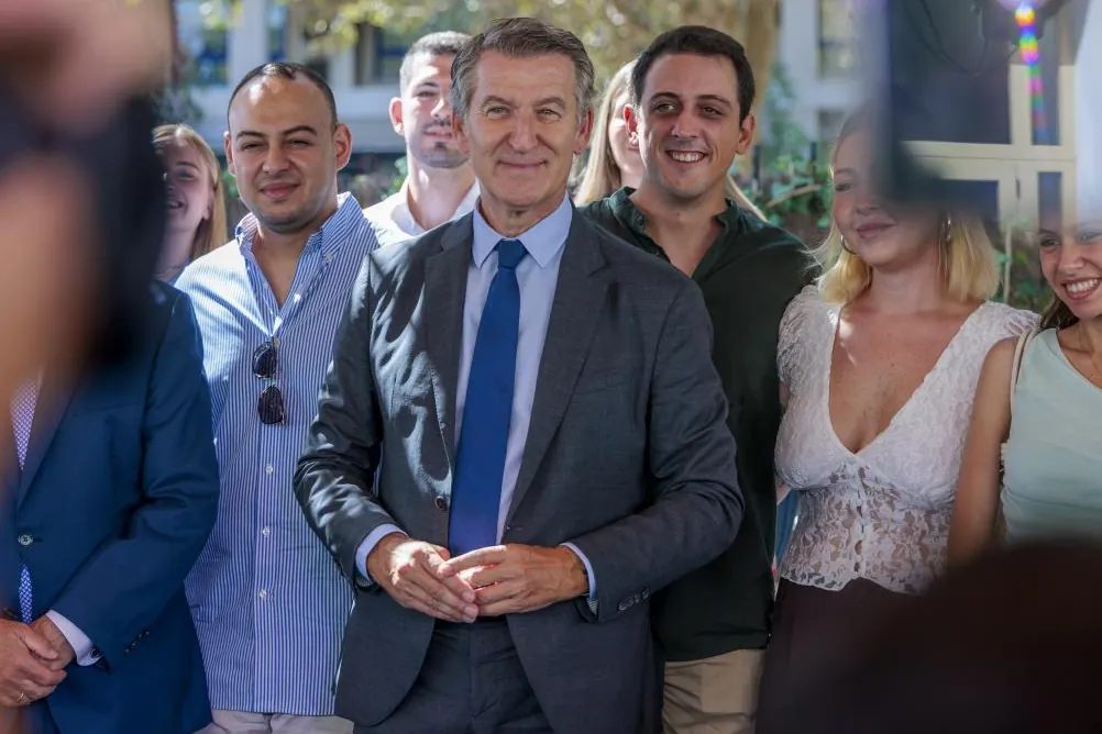 Feijóo multiplica sus actos de calle para "contrastar" con Sánchez