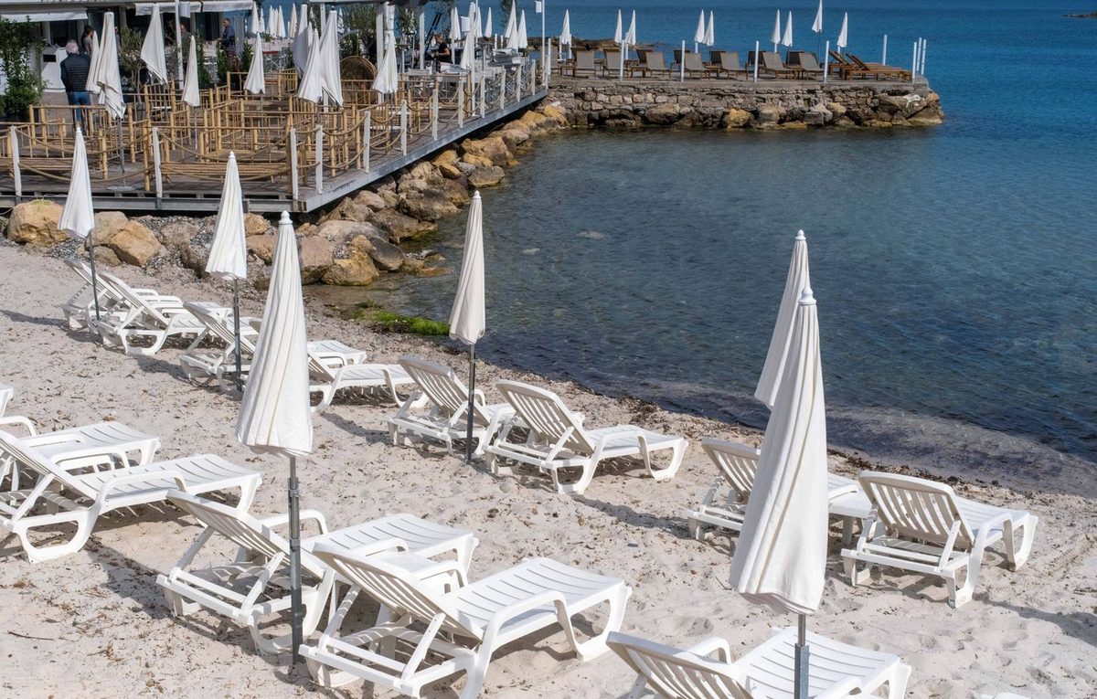 Grèce : Un homme de 82 ans meurt après une violente altercation à propos d’un transat de plage