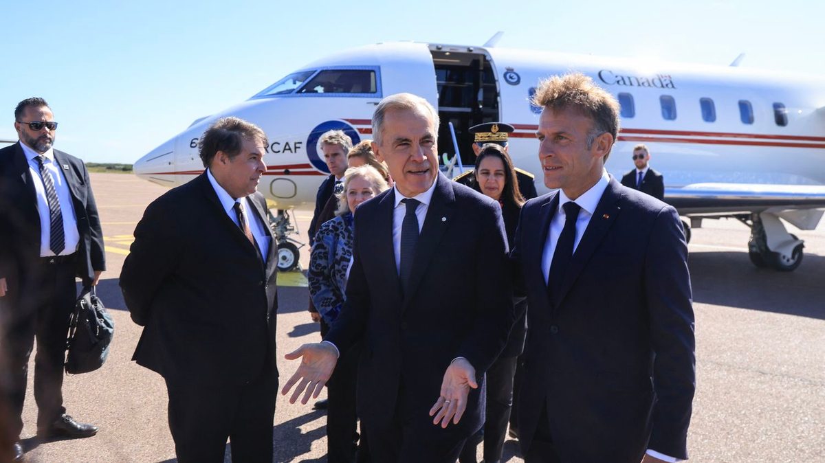 Saint-Pierre-et-Miquelon : le Premier ministre canadien Mark Carney est arrivé, accueilli par Emmanuel Macron