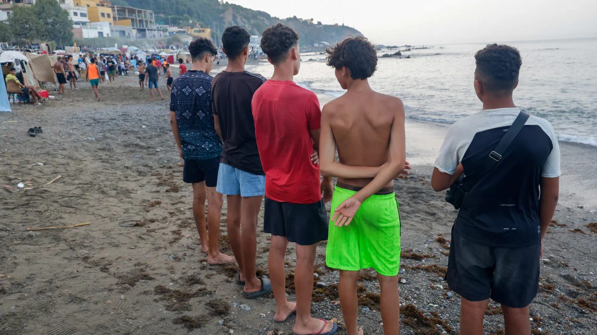 "¡Hijo, no vuelvas, resiste en España!": la vida de los menores del Trampolín que esperan sin prisa su traslado a la Pe…