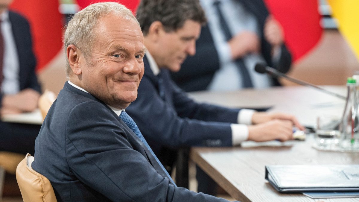 Ponad połowa Polaków negatywnie o premierze [SONDAŻ]