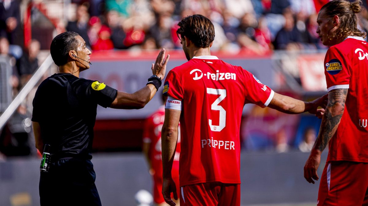 Wout Weghorst botst met scheidsrechter Serdar Gözübüyük: ’Zo praat ik nog niet eens tegen mijn hond’